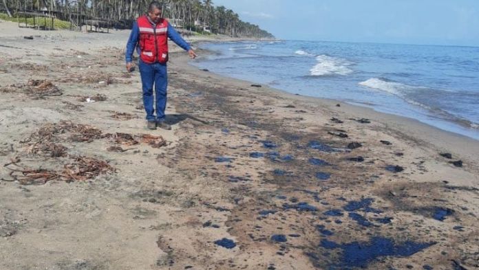 Cierran playa del Sol cercana a la Refinería Dos Bocas por presencia de chapopote