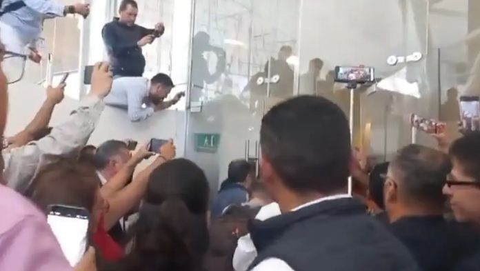 Santiago Nieto y morenistas irrumpen en votación para elegir a fiscal de Querétaro