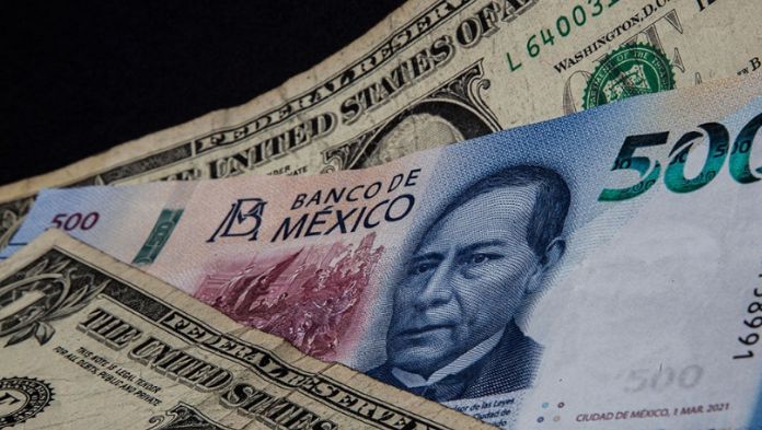 Peso superó las 20 unidades por dólar en bancos ante avance de reforma judicial de AMLO