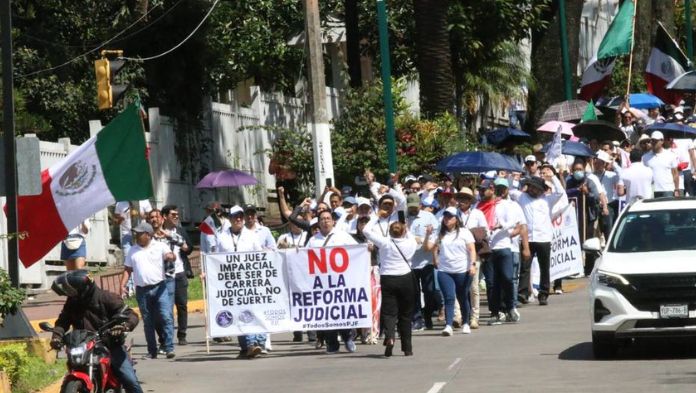 Trabajadores del PJ marchan por calles de Xalapa