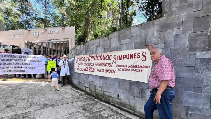 Ex trabajadores de Salud en Veracruz reclaman al gobierno estatal el pago de 69 mdp