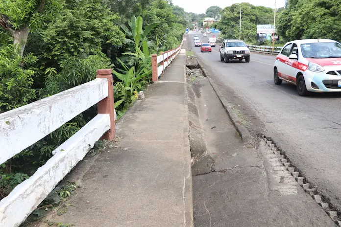 Denuncian mal estado del puente de Otapan en la carretera federal 180