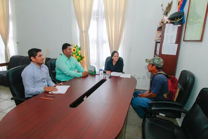 Alcaldesa de Santiago Tuxtla recibe peticiones de agentes municipales y ciudadanía