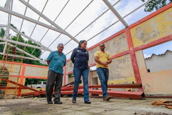 Supervisa alcaldesa de Santiago Tuxtla obra del salón de usos múltiples en Popoctepetl
