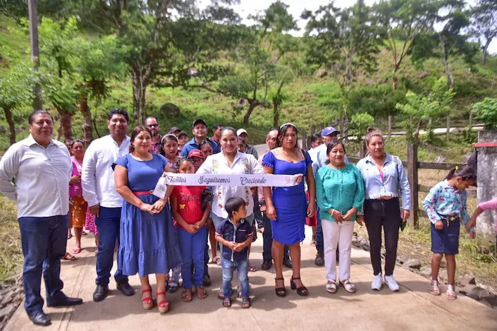 Inauguran huellas del camino entre Cerro Azul y Alta Luz en Santiago Tuxtla