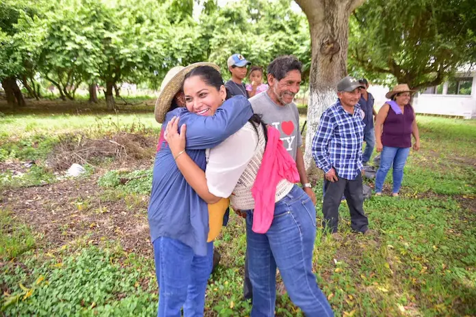 Alcaldesa kristel Hernández Topete visita comunidades afectadas por inundaciones