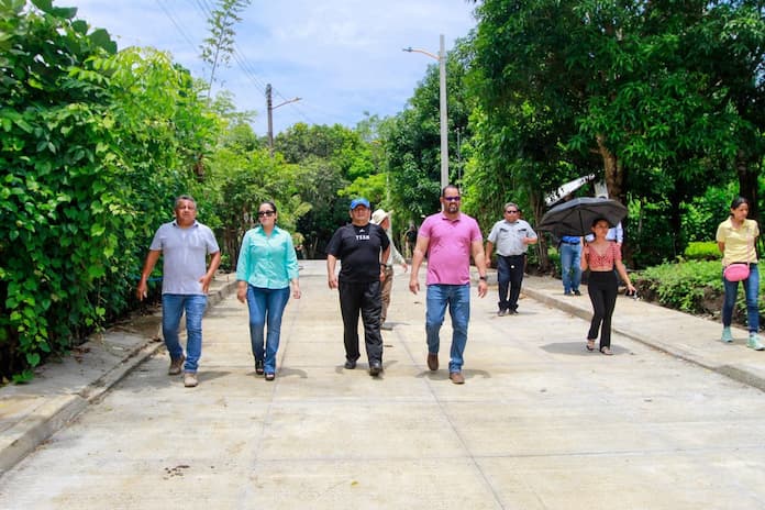 Supervisan obra de pavimentación en El Cocal, Santiago Tuxtla