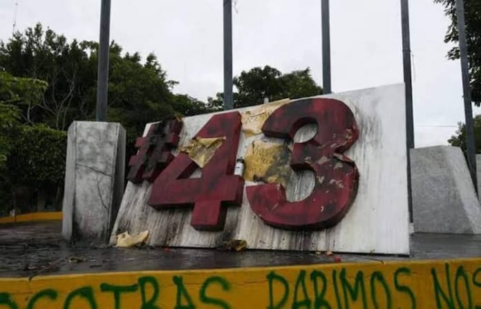 Queman el antimonumento a los 43 en Chilpancingo, Guerrero