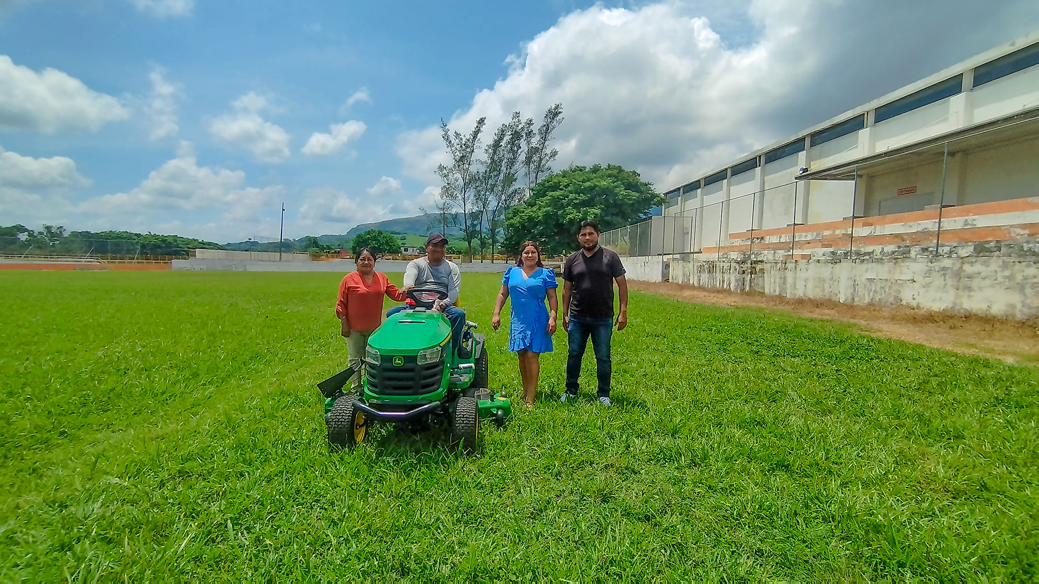 Entrega gobierno de Santiago Tuxtla tractor podador al Director Municipal del Deporte