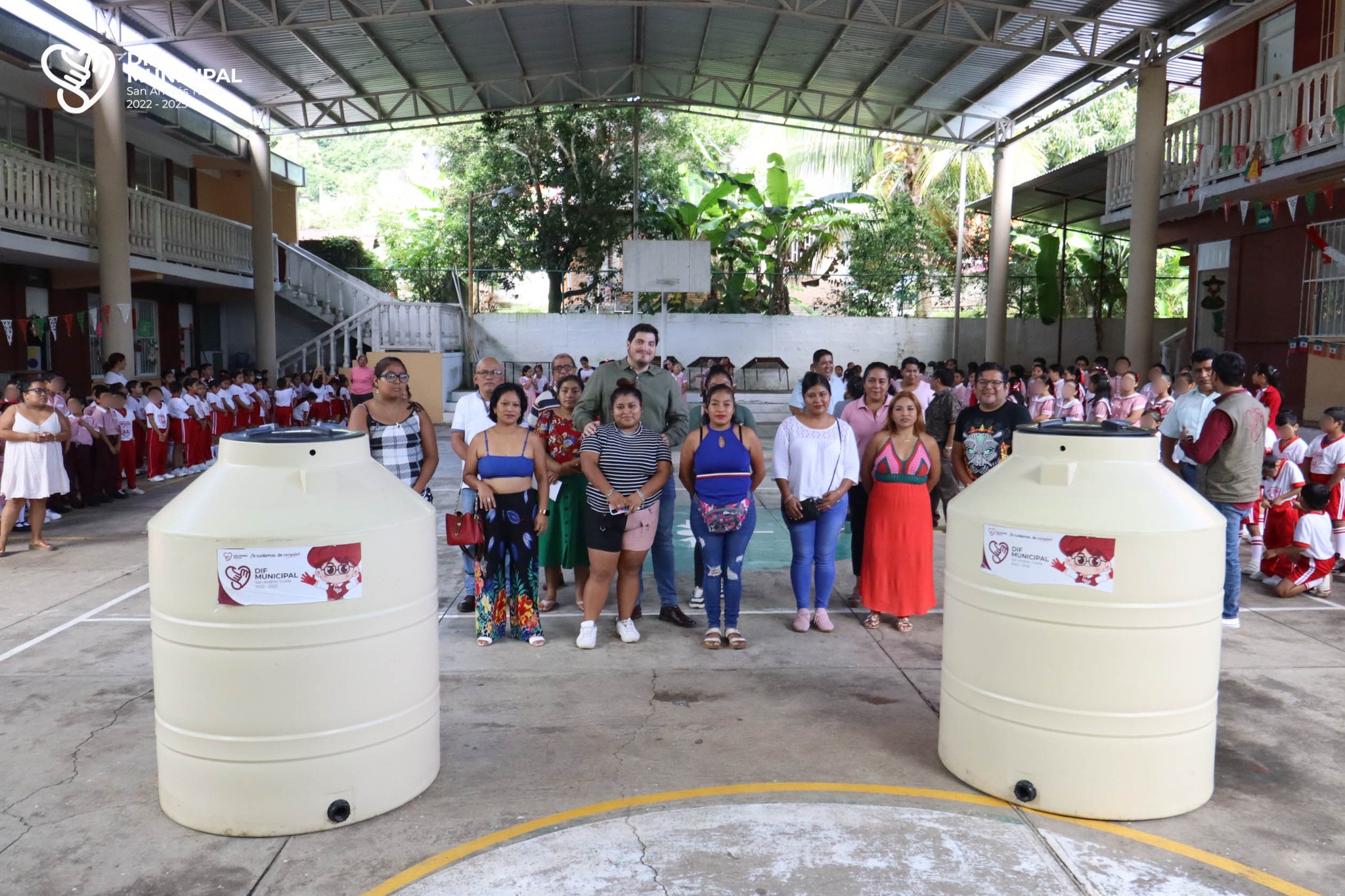 Entrega de tinacos a primaria