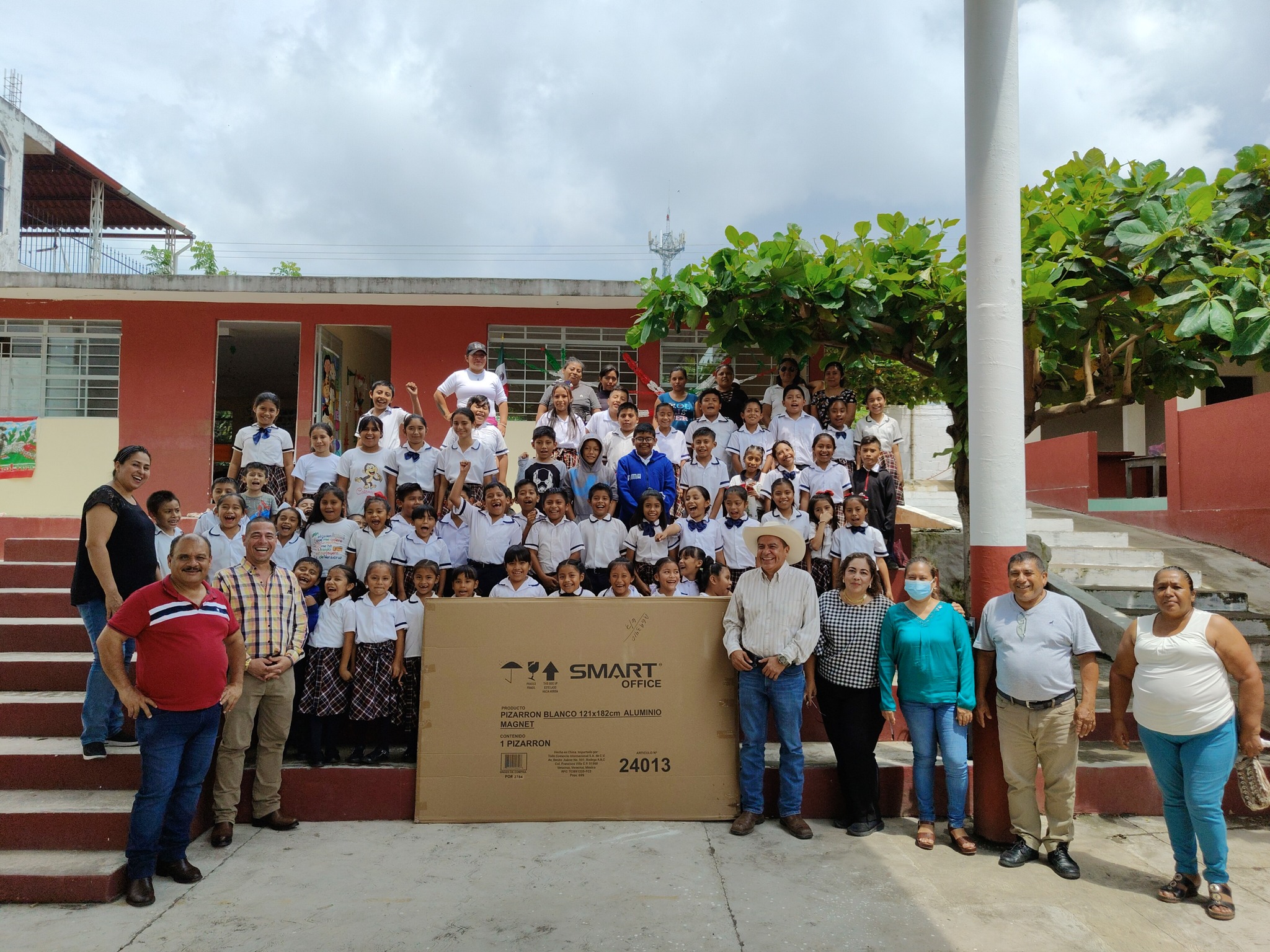 Gobierno Municipal de Catemaco entrega pizarrones para las escuelas