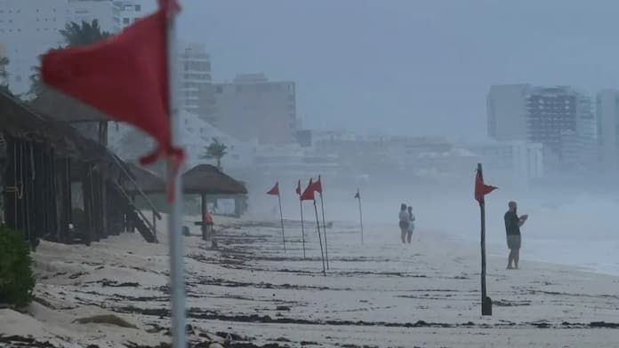 Alerta roja en Quintana Roo por tormenta «Helene»; podría convertirse en huracán