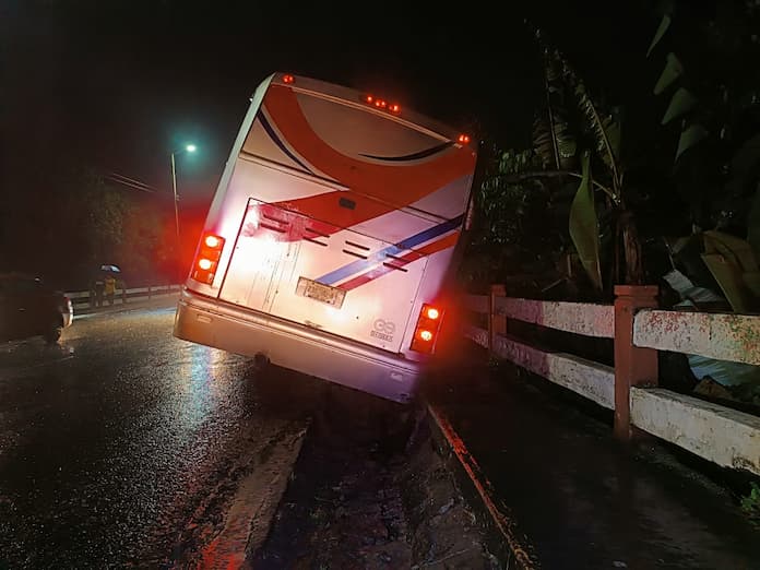 Autobús de los Tuxtlas sufre percance al caer en una cuneta