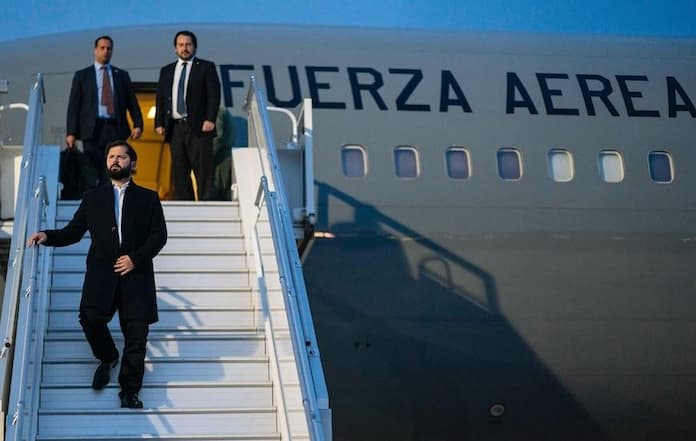 Arriba Boric a México para toma de posesión de Sheinbaum