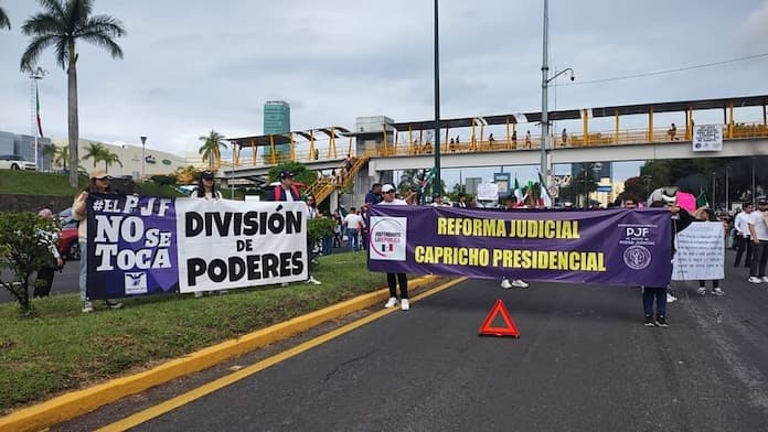 Trabajadores del Poder Judicial toman carretera Veracruz- Xalapa; Tuxpan- México; y La Antigua- Veracruz