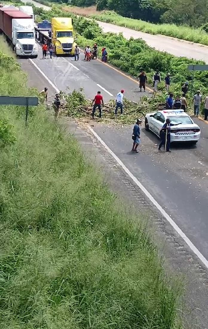 Mantienen bloqueo en la autopista Acayucan- Cosoleacaque