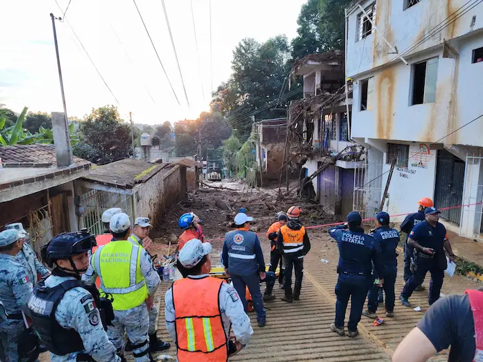 Derrumbe deja tres muertos en Xalapa