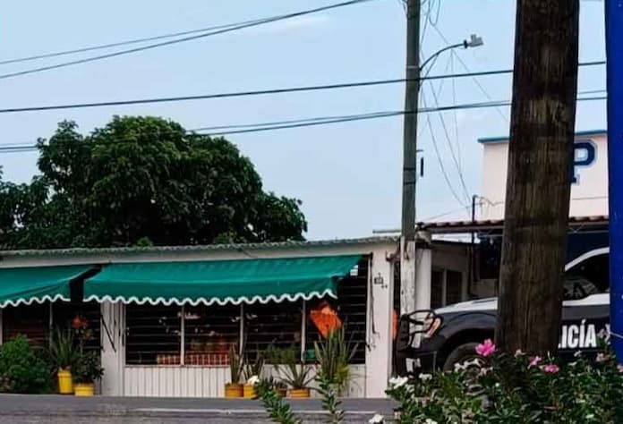 Ejecutan a masculino afuera de un restaurante, en Tecolutla