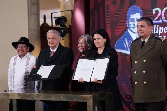AMLO firma reformas constitucionales de Guardia Nacional y a favor de los pueblos indígenas