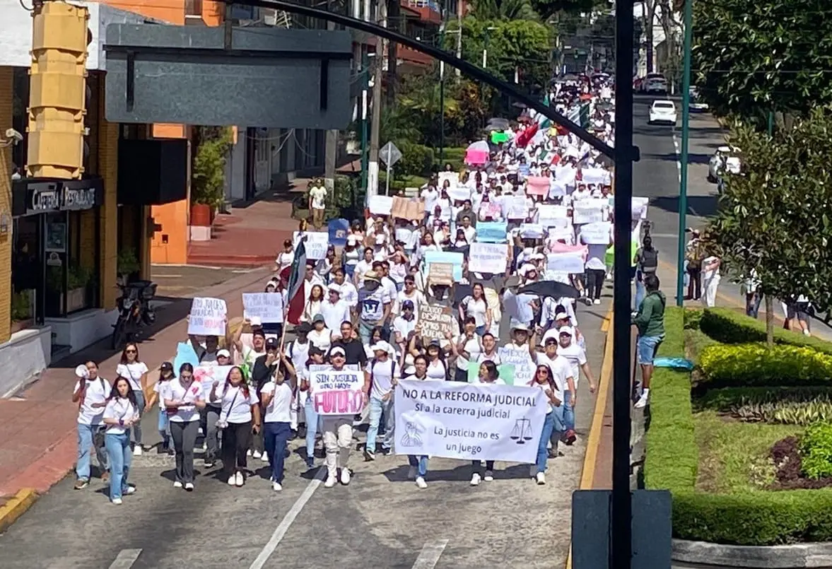 Jóvenes estudiantes y trabajadores marcha pacífica en Veracruz en contra de la reforma judicial