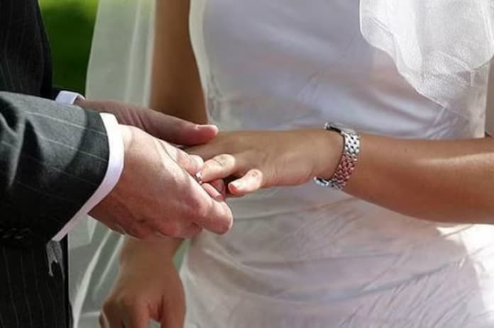 Matrimonios bajan 1.1 %, pero los divorcios también caen 1.9 %
