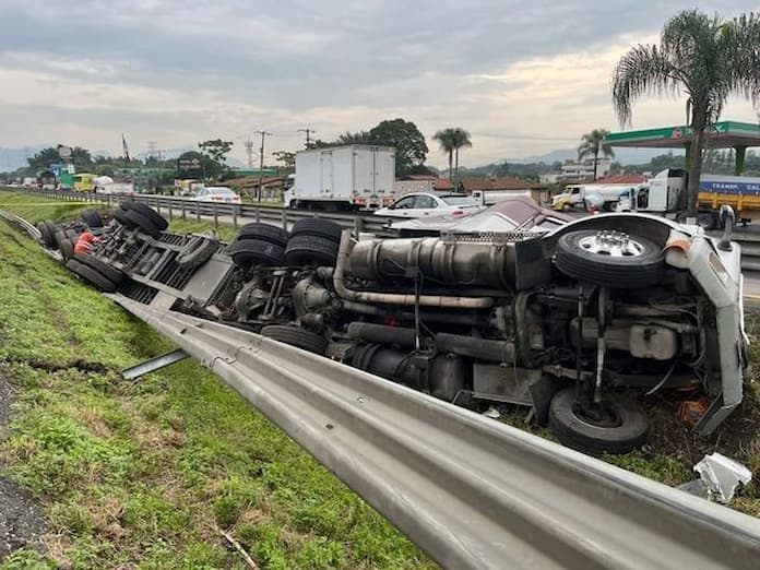 Muere trailero en volcadura