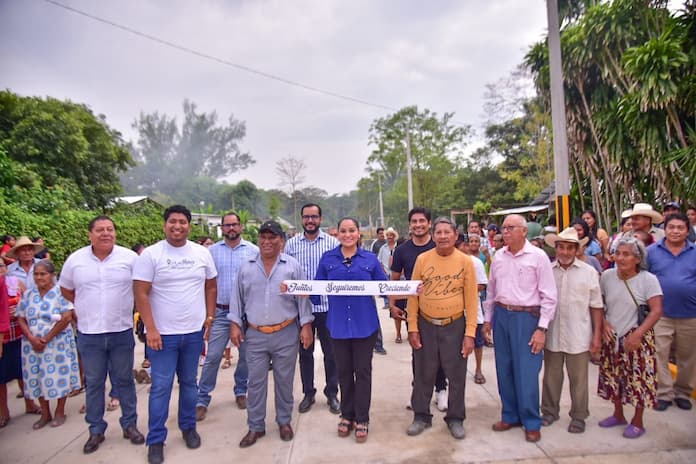 Inaugura alcaldesa de Santiago Tuxtla pavimentación en calle de Rincón de Zapatero