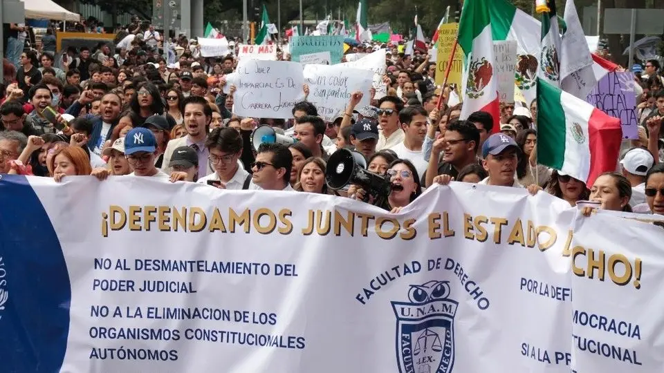 Universitarios marchan en la CDMX contra reforma judicial
