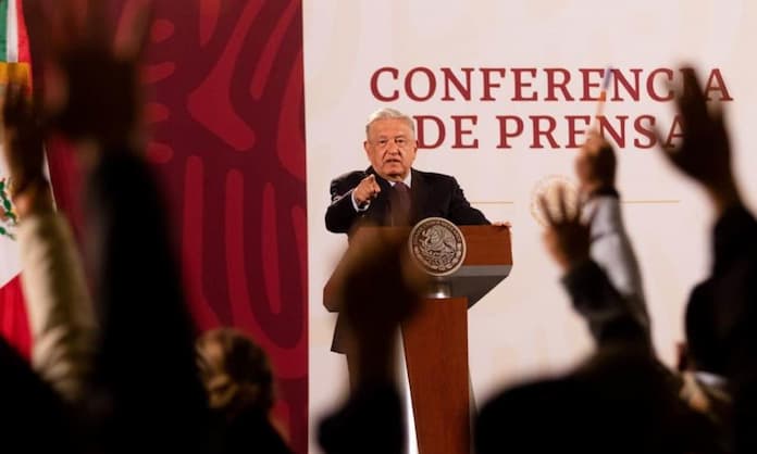 AMLO niega asesinatos de periodistas y políticos durante su sexenio; Artículo 19 documenta 47