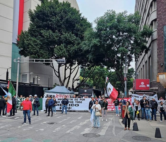 Bloquean trabajadores del Poder Judicial accesos al Senado