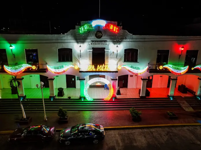 Palacio Municipal de Catemaco se ilumina con los colores patrios