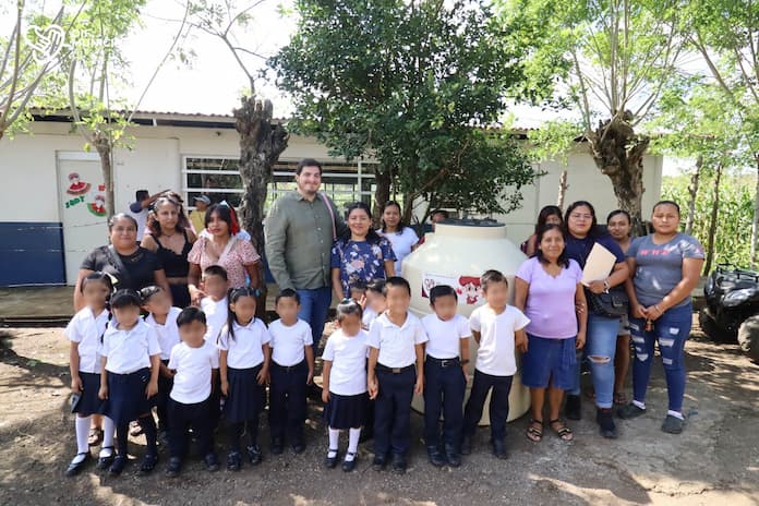 DIF de San Andrés Tuxtla entrega tinaco a escuela preescolar