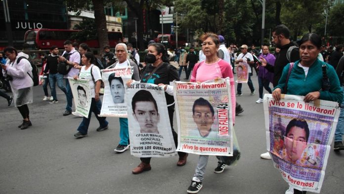 AMLO ofrece recompensa a quien dé información sobre el paradero de los normalistas de Ayotzinapa