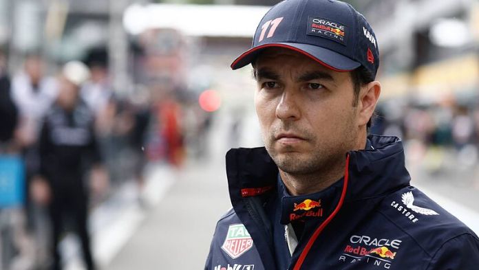 Ex campeón del mundo criticó lo poco que Checo Pérez ayuda a Verstappen