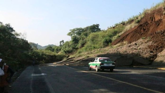 Deslizamiento de tierra provoca cierre del libramiento de Coatepec