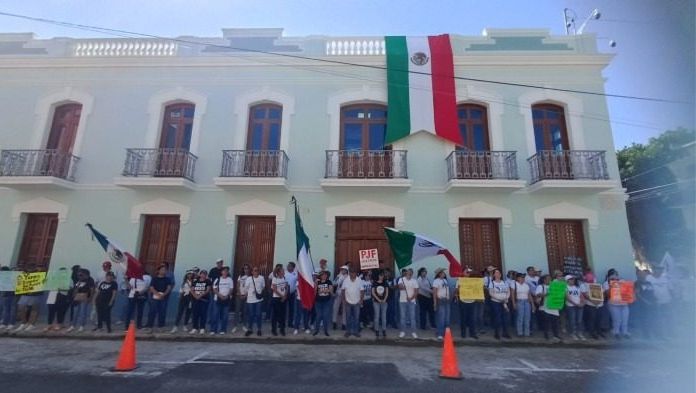 Trabajadores del PJF inician plantón en la Casa Juárez de Veracruz; esperan a López Obrador