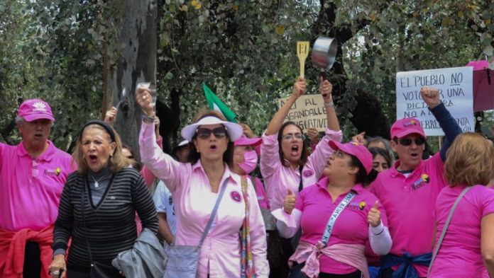 Marea Rosa impulsa juicio político contra legisladores por reforma judicial, pese dominio de Morena en el Congreso