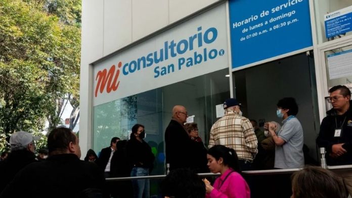 Mexicanos optan por consultorios de farmacias; crecen 33% en sexenio de AMLO