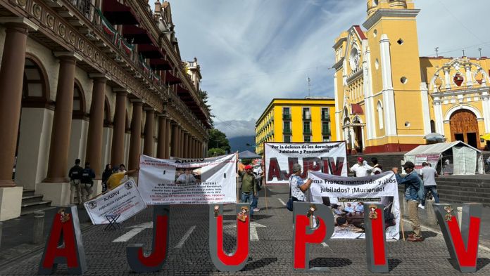 Autoridades adeudan 80 mdp a aseguradoras: pensionados que protestan cada jueves