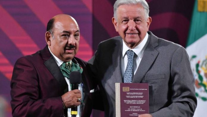 AMLO aceptó firmar tesis de Lord Molécula, pero la escuela Carlos Septién se deslinda del texto