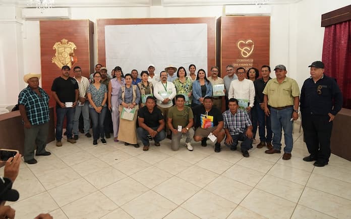 Alcaldesa preside la reunión y entrega de credenciales del Comité de Vigilancia Comunitario de Vida Silvestre de los Tuxtlas