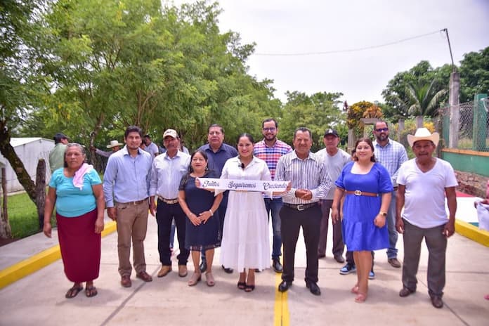 ‪Inauguran en Santiago Tuxtla pavimentación de calle en la comunidad de Zacatales