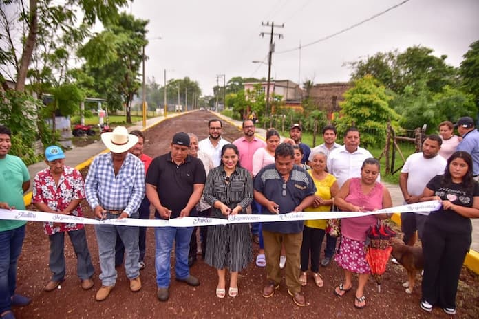 Inauguran guarniciones, banquetas y alumbrado público en El Espinal, Santiago Tuxtla
