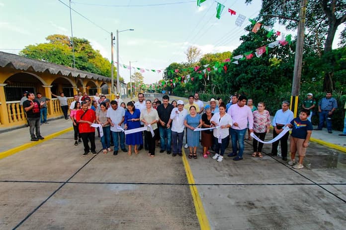 Alcaldesa de Santiago Tuxtla continúa entregando obras