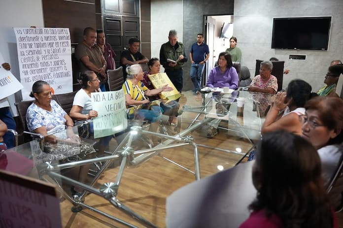 Alcaldesa dialoga con vecinos inconformes de la Col. Emiliano Zapata por la instalación de una gasolinera