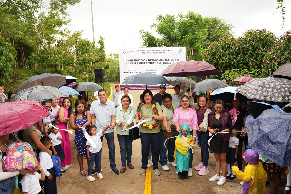 Inaugura alcaldesa obras de electrificación y pavimentación en Texalpan de Abajo.