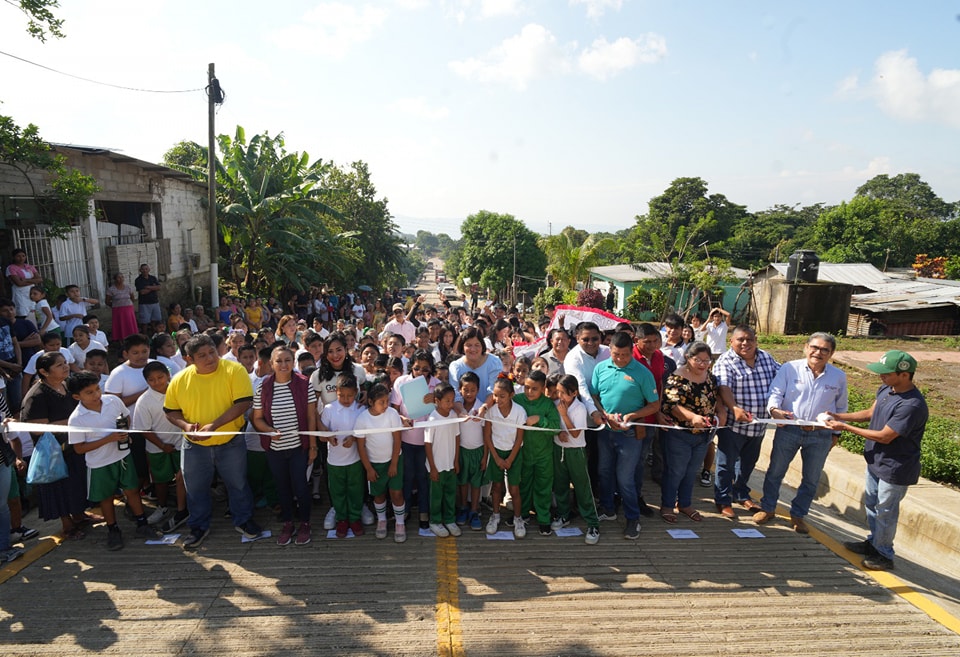 En Santa Rosa Abata, inaugura alcaldesa 2da etapa de pavimentación de la calle Vicente Guerrero.