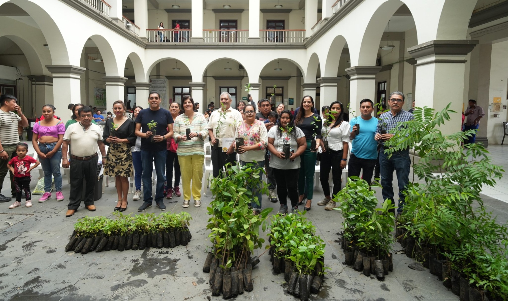 Alcaldesa de San Andrés Tuxtla entrega árboles a escuelas para campaña de reforestación 2024