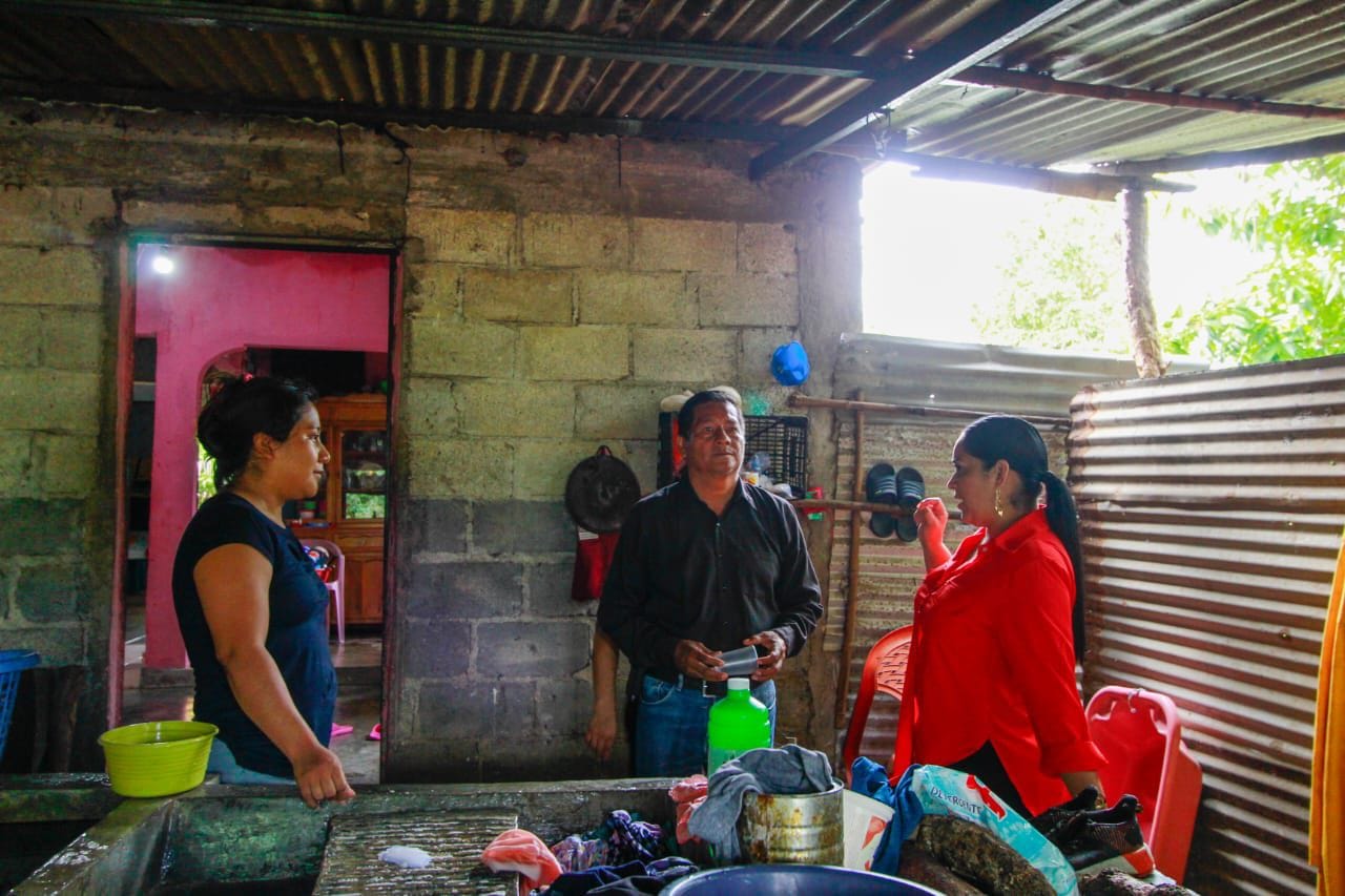 Alcaldesa de Santiago Tuxtla continúa visitando zonas afectadas por las lluvias