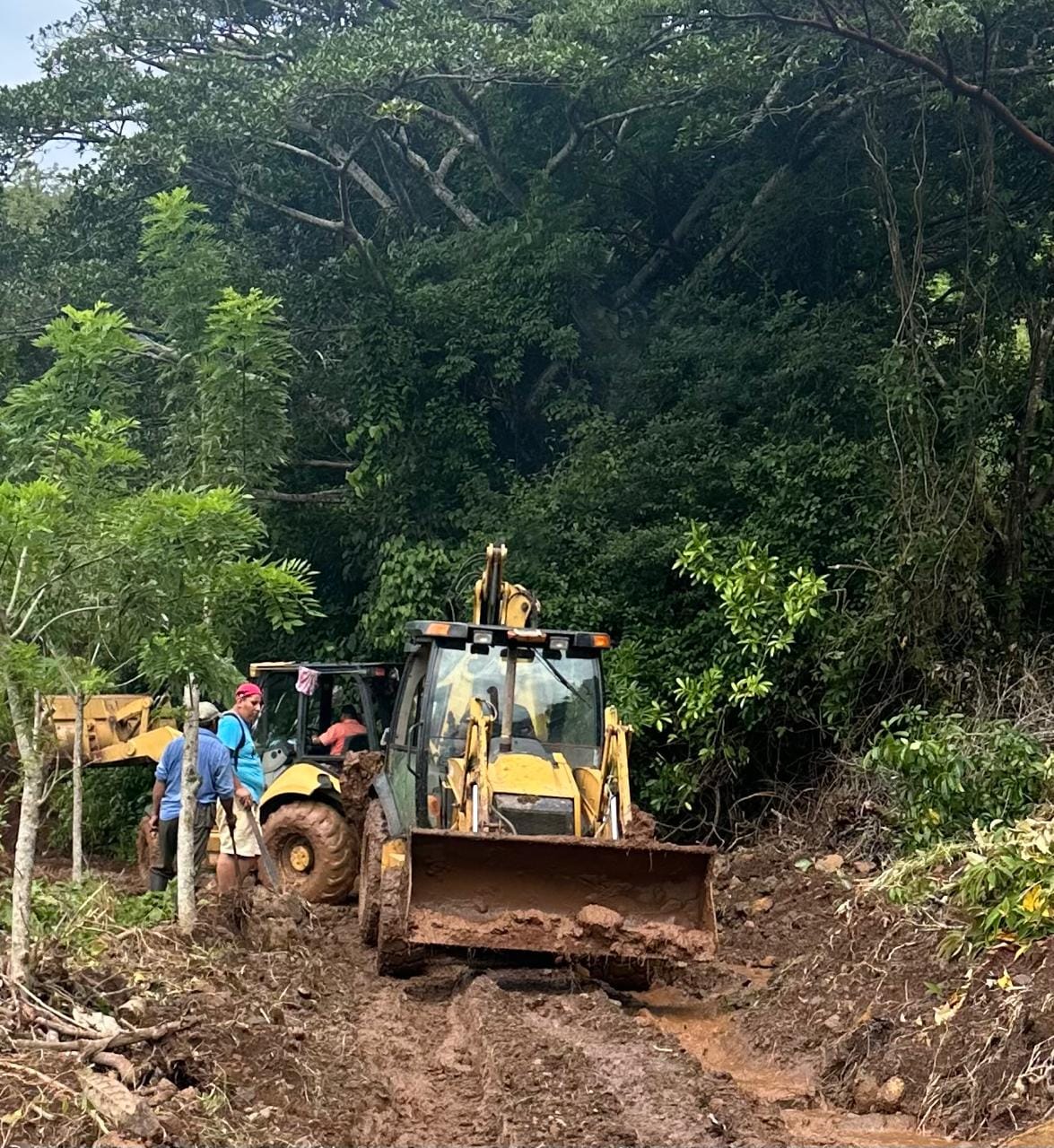 Trabajos para restablecer el acceso en el camino de Capulteolt y Los Morritosen Catemaco